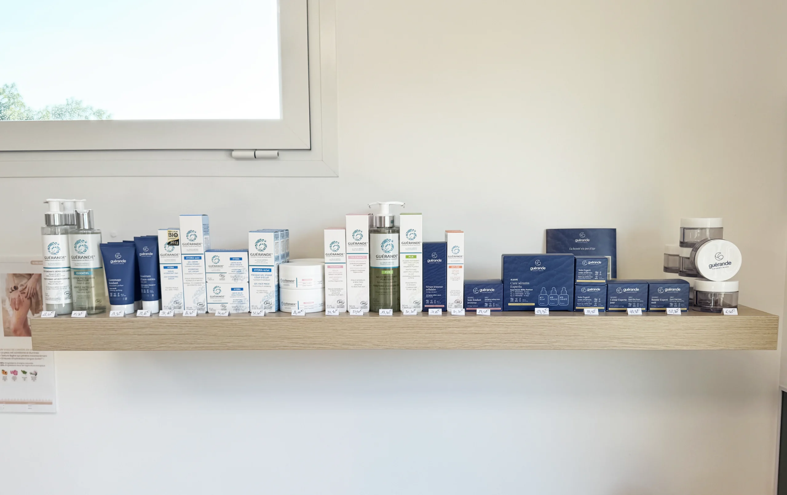 etale de produits cosmetiques